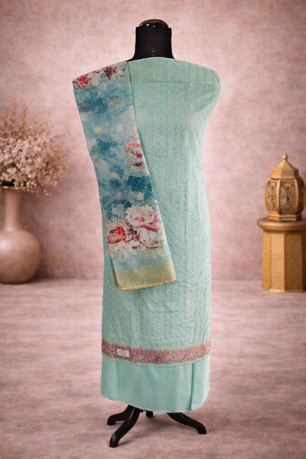 Hojari work with broad border and organza dupatta